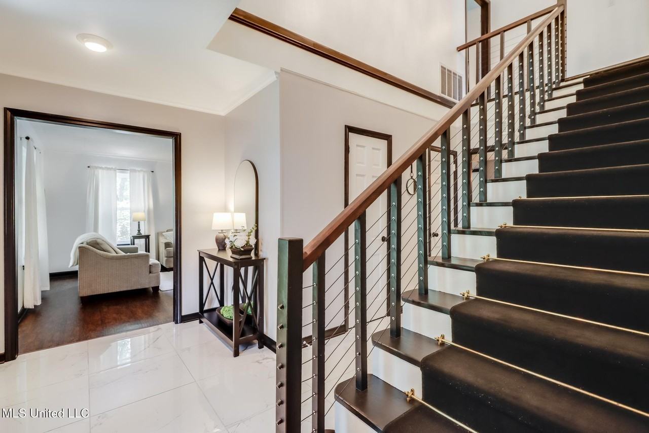 311 Westview Dr - Photo 3 of 48