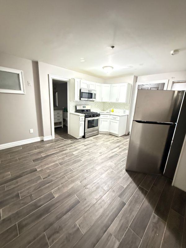 360 Netherland Ave - Photo 4 of 7