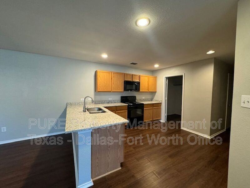 500 Brookbank Dr - Photo 3 of 19