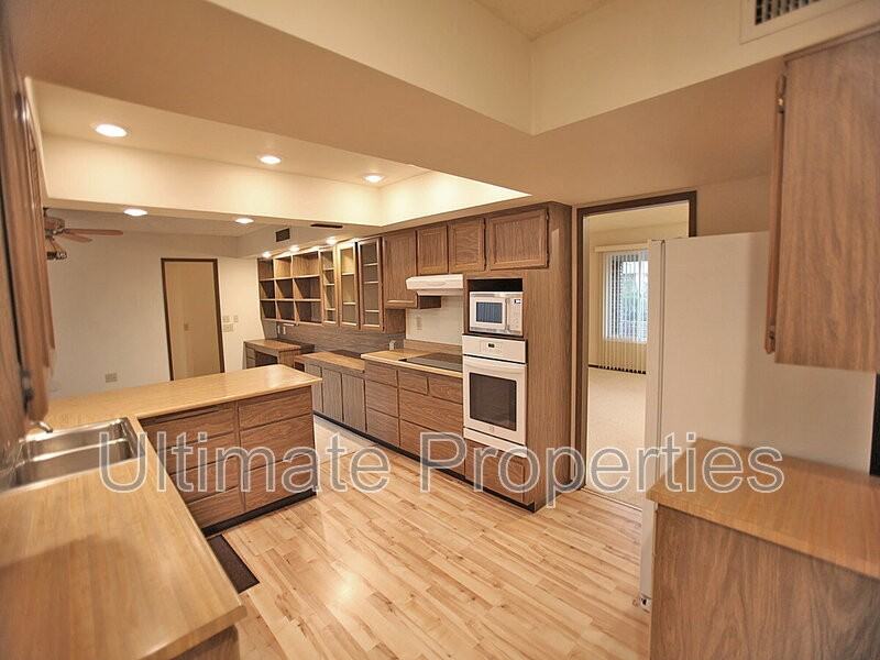 17202 N Foothills Dr - Photo 2 of 13