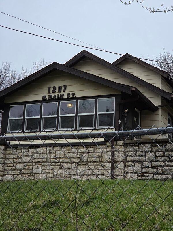 1207 N Main St