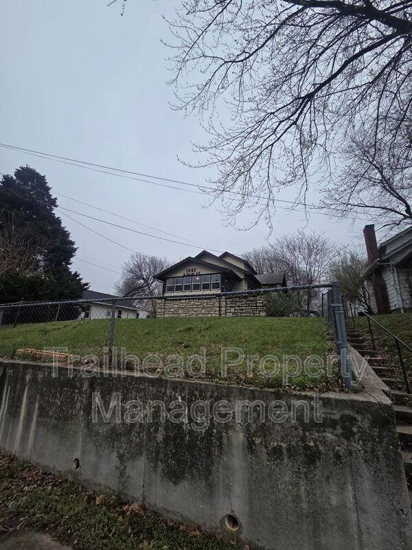 1207 N Main St - Photo 2 of 20