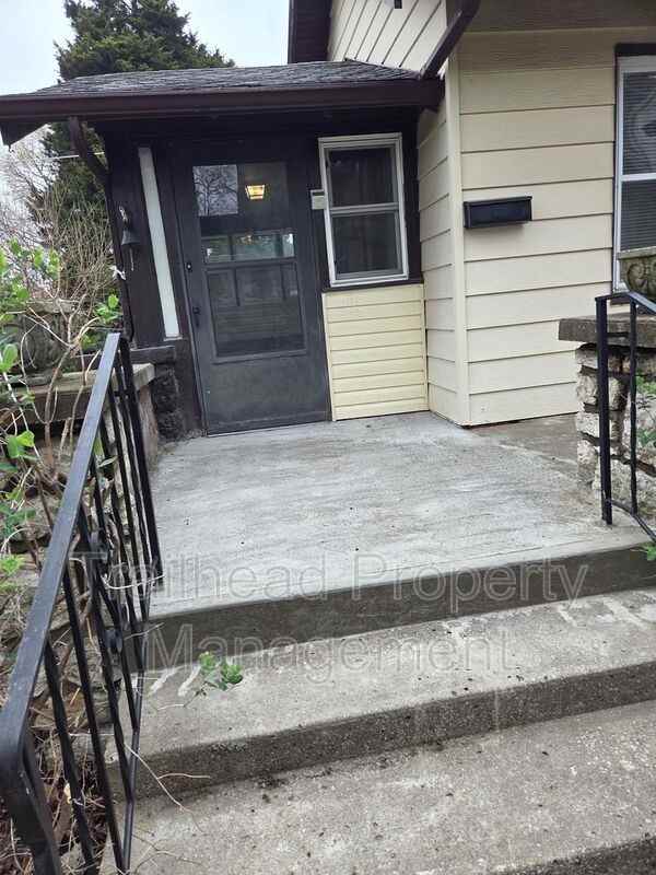 1207 N Main St - Photo 3 of 20