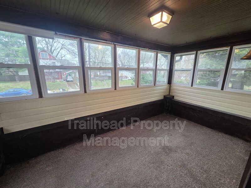 1207 N Main St - Photo 4 of 20