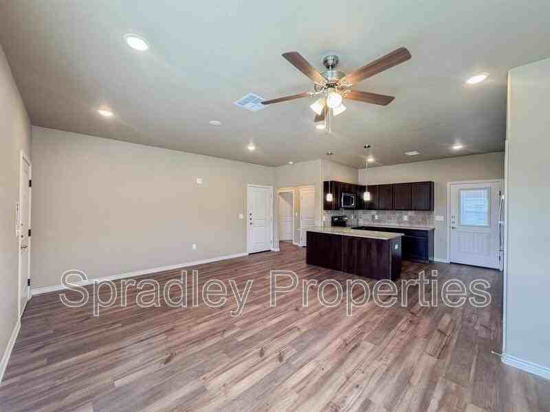 1011 Laurel Dr Unit B - Photo 4 of 15