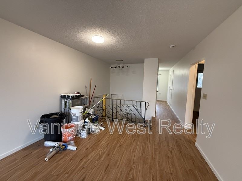 1097 Monterey Crt - Photo 2 of 15