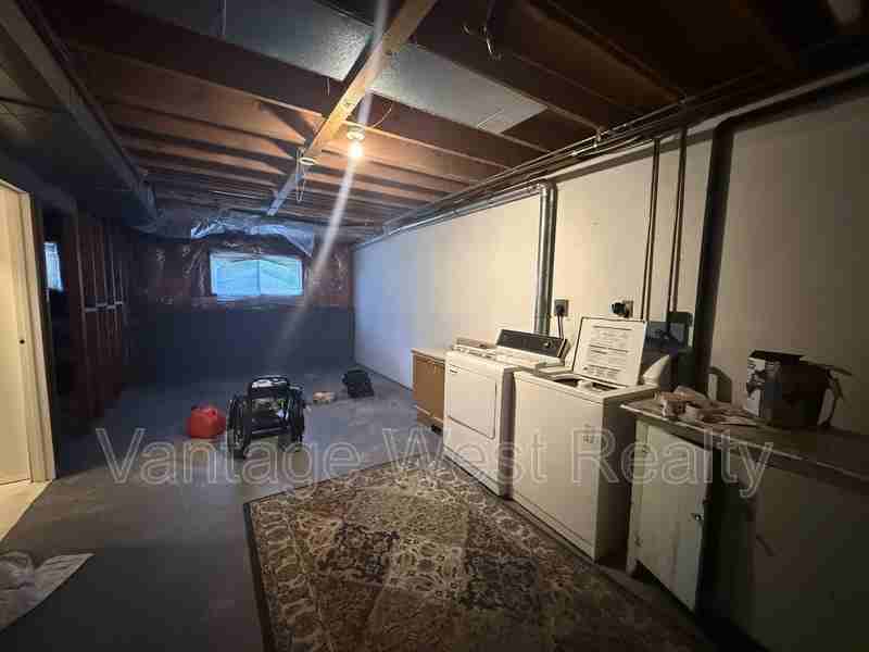 1097 Monterey Crt - Photo 5 of 15