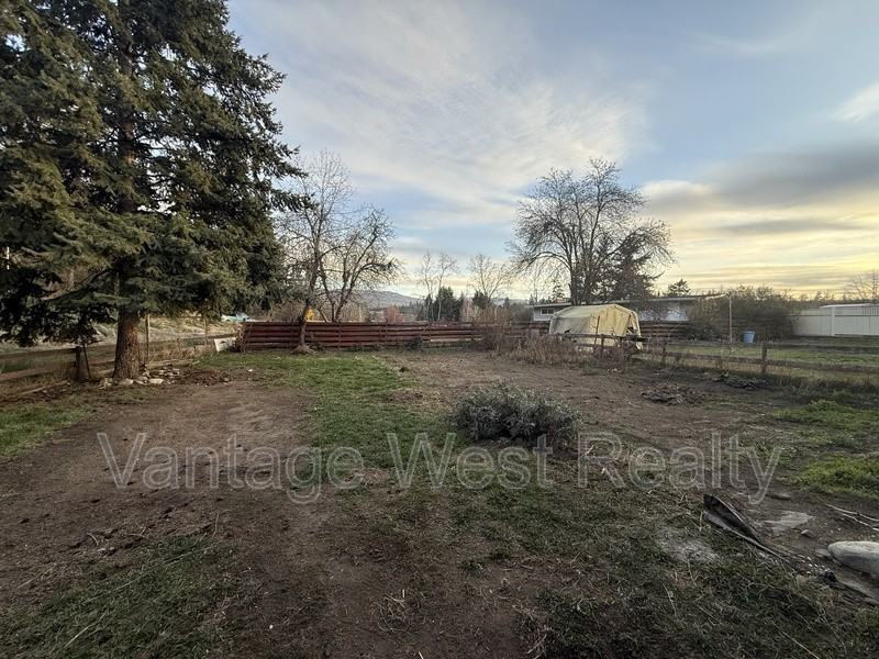 1097 Monterey Crt - Photo 6 of 15