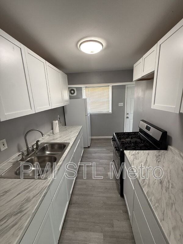 323 Shepley Dr - Photo 2 of 8