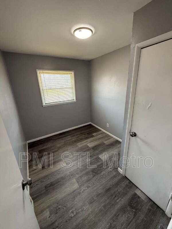 323 Shepley Dr - Photo 3 of 8