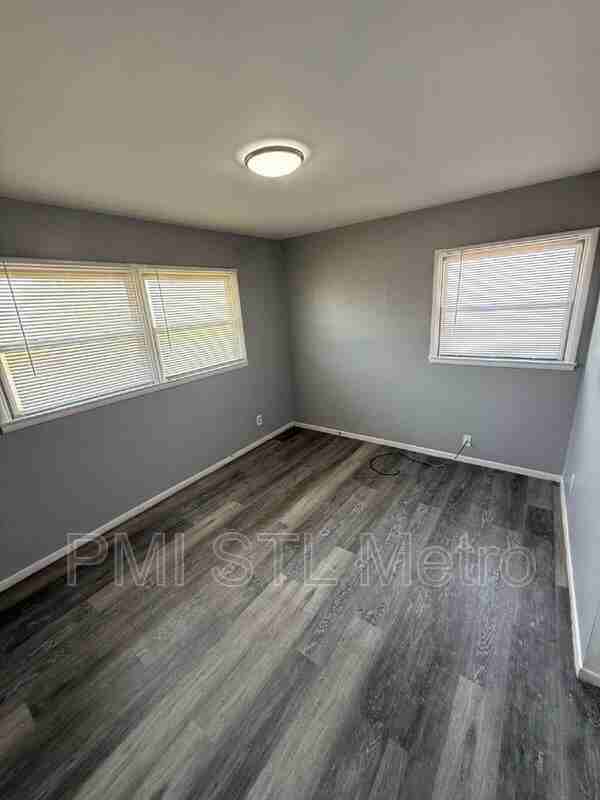 323 Shepley Dr - Photo 4 of 8