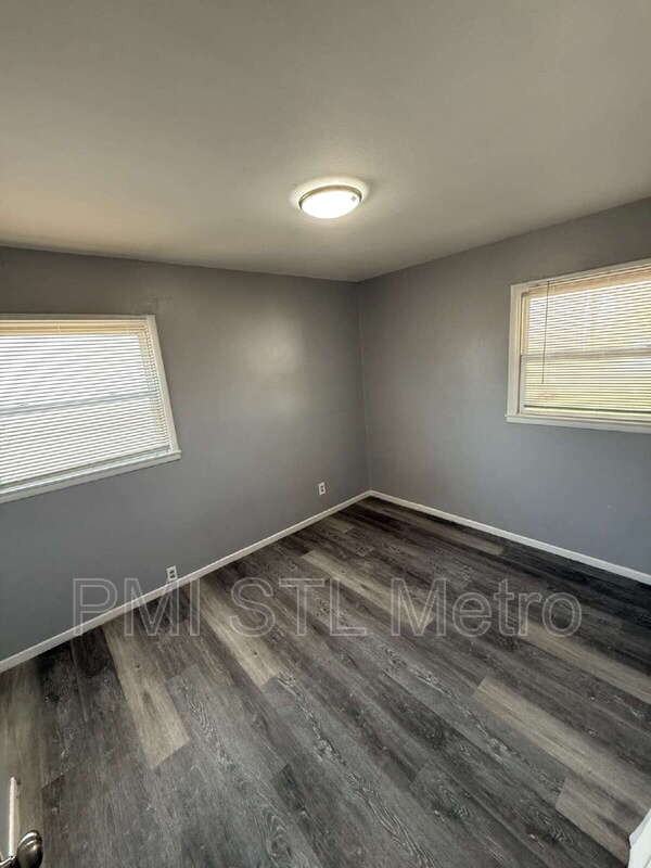 323 Shepley Dr - Photo 5 of 8