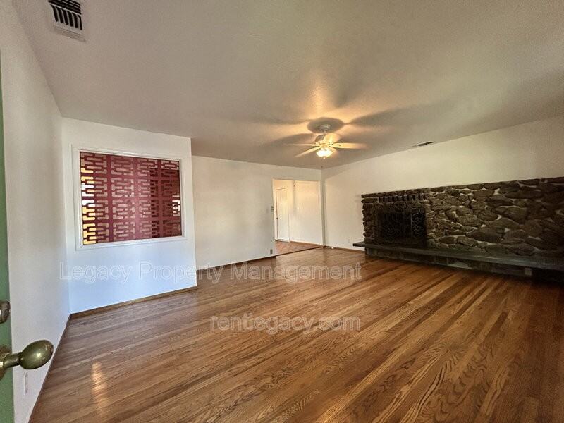 209 Willow Ave - Photo 3 of 20