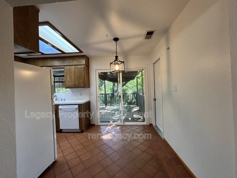 209 Willow Ave - Photo 5 of 20