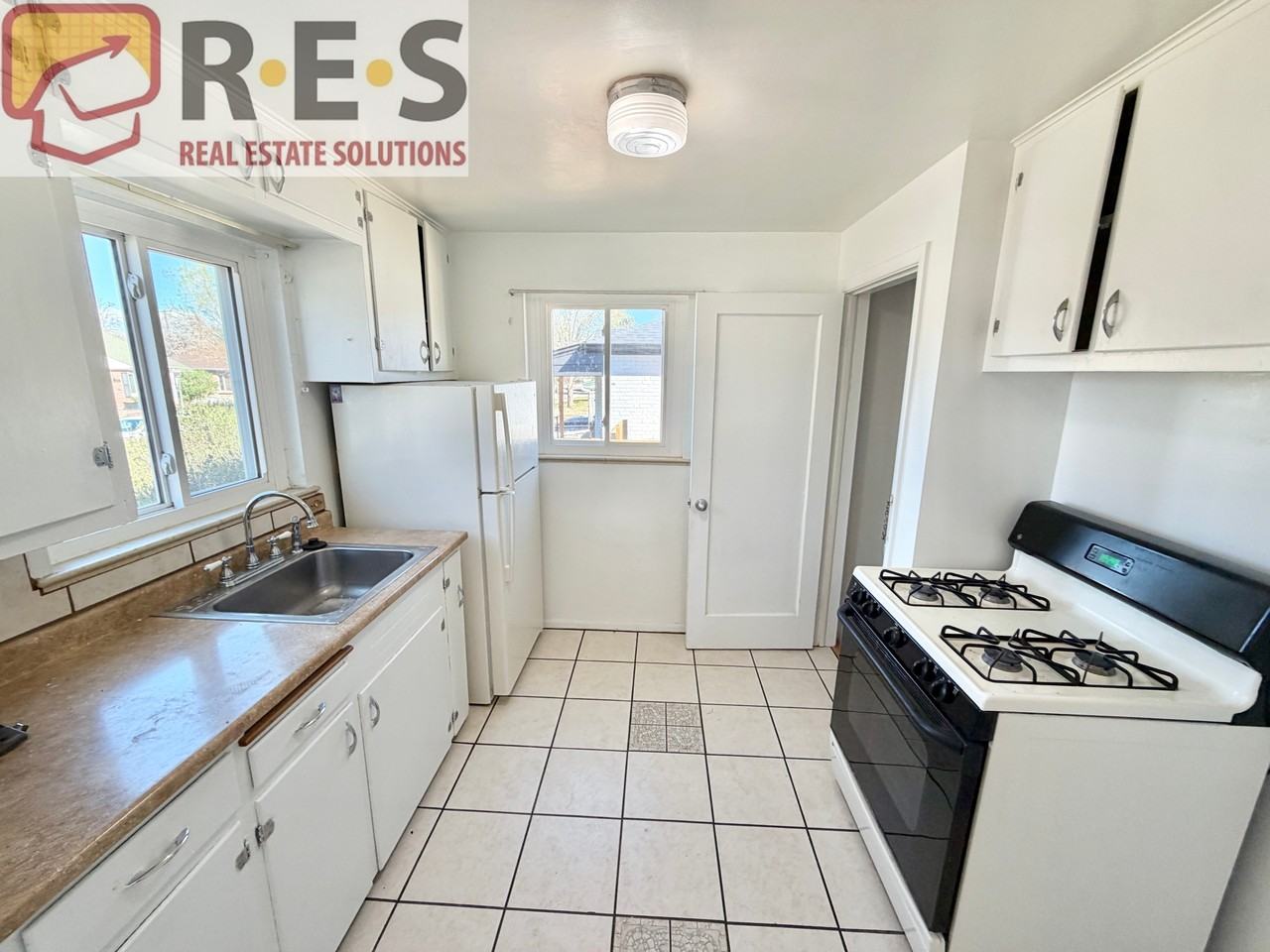 1320 Holly St - Photo 3 of 17