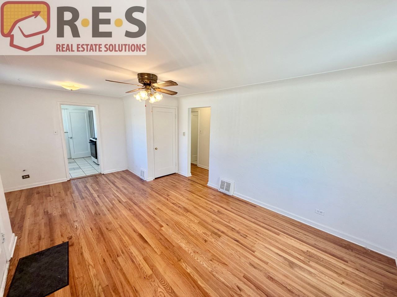 1320 Holly St - Photo 4 of 17