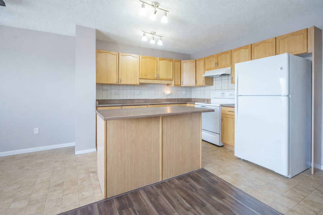 2887 23 St Nw - Photo 2 of 12