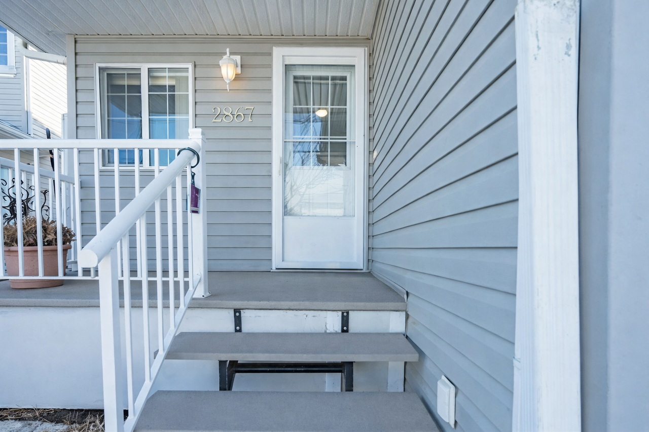 2887 23 St Nw - Photo 6 of 12