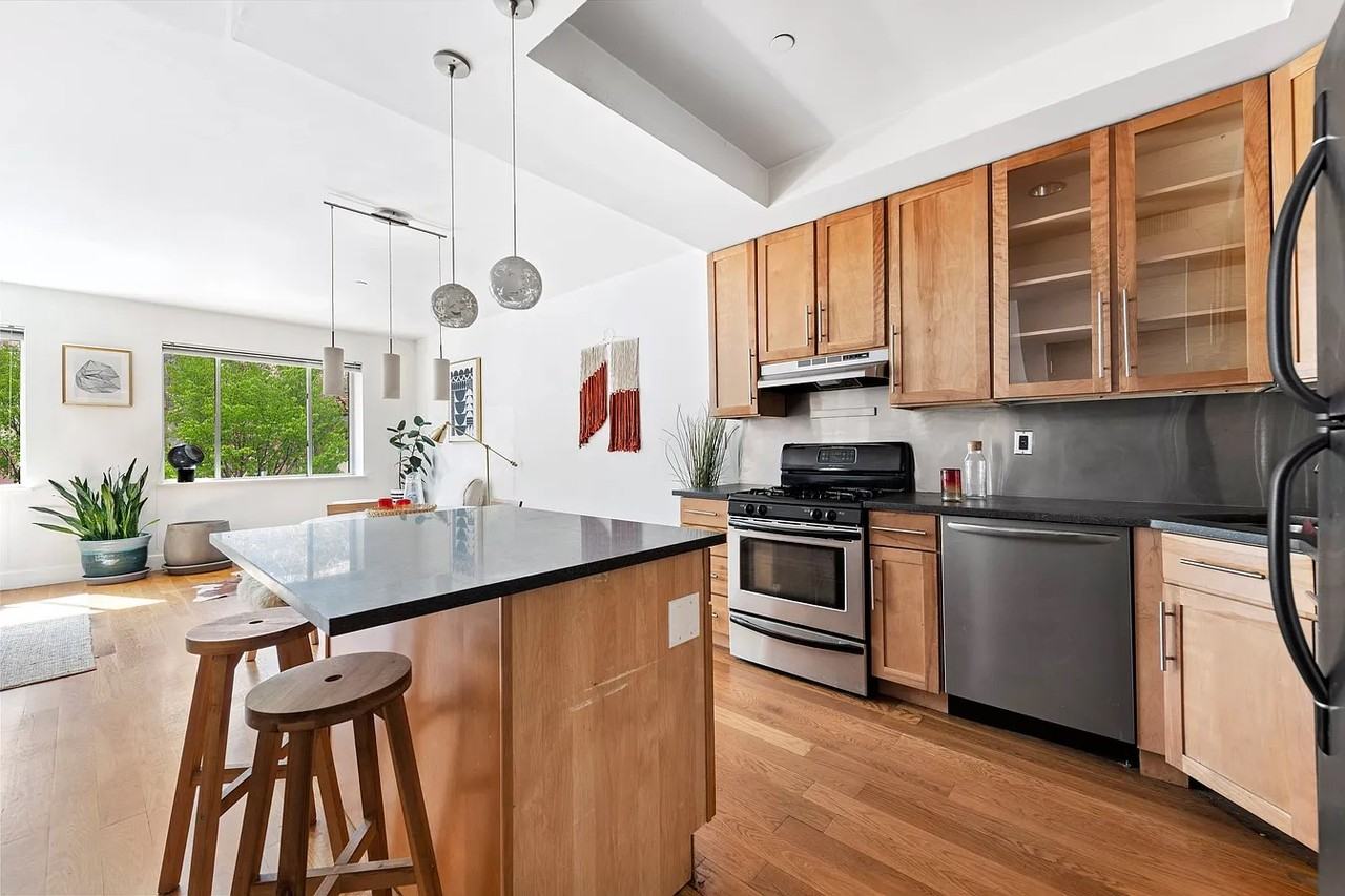 201 Spencer St - Photo 2 of 12