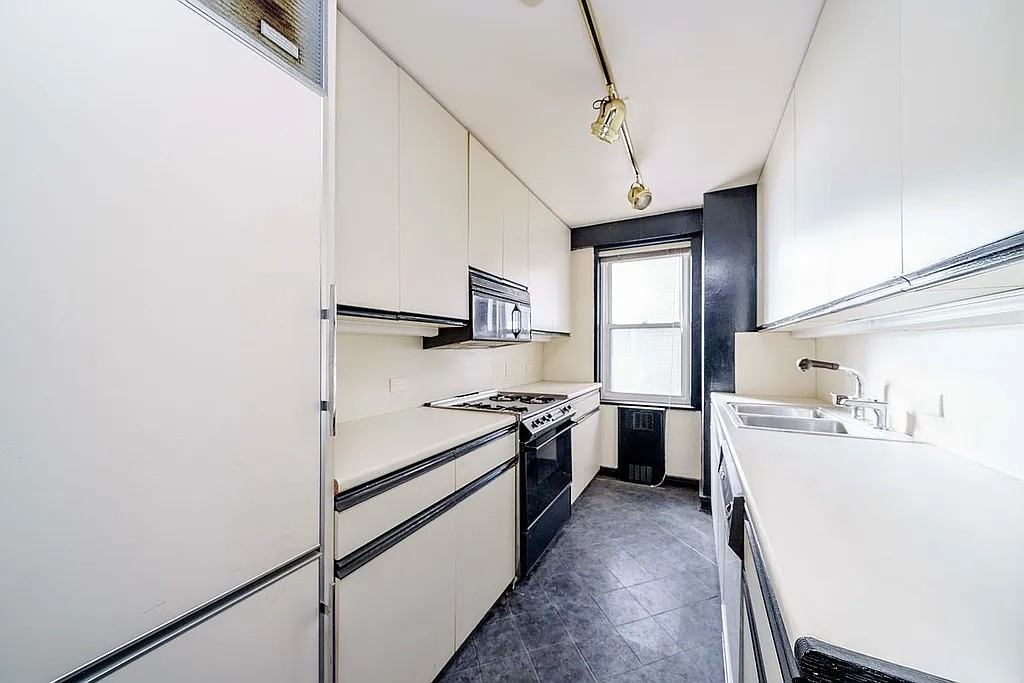 50 Sutton Pl S - Photo 5 of 7