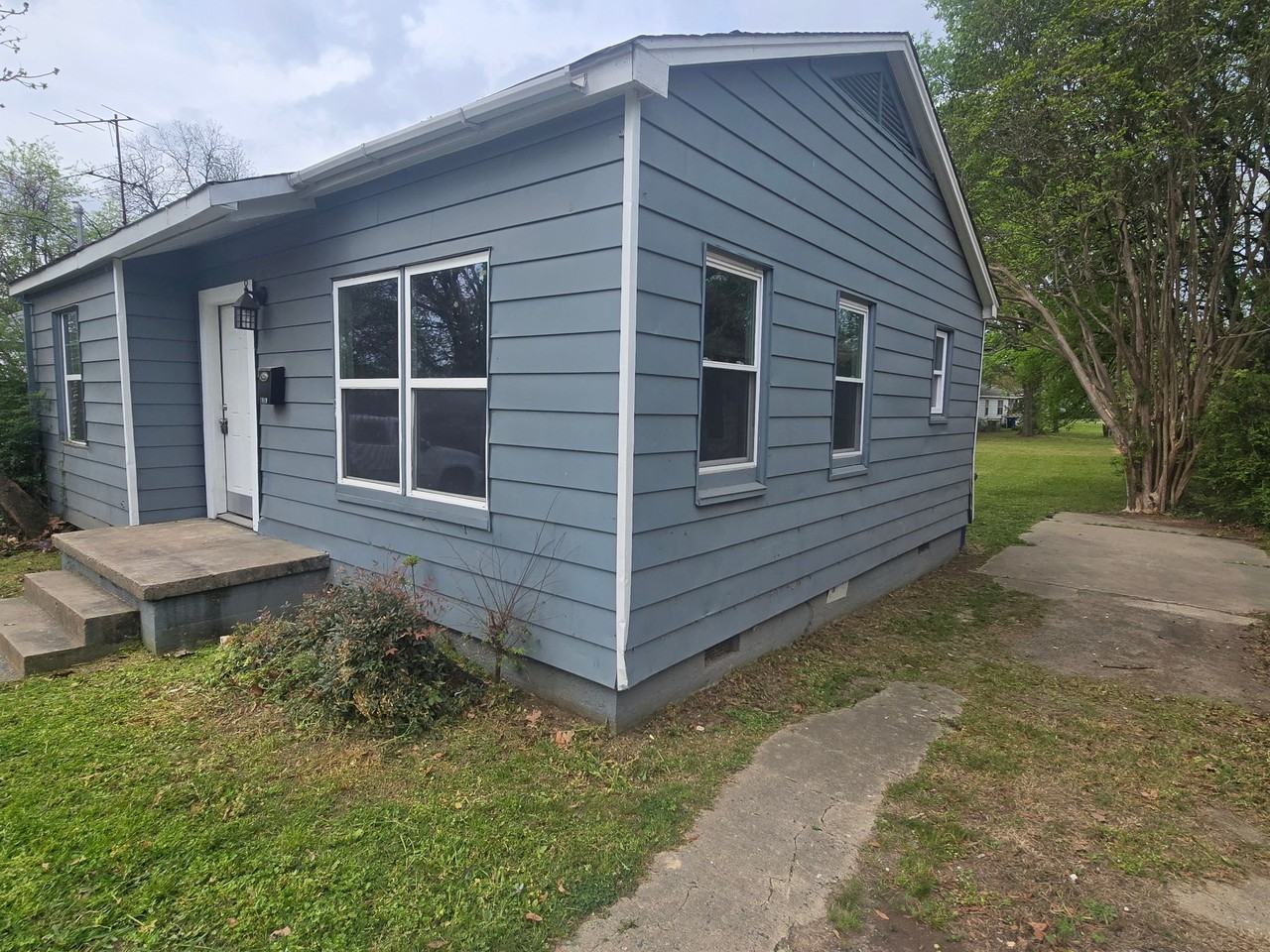 1819 Moss St - Photo 2 of 14