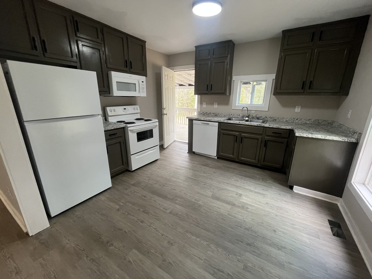 137 Red Oak Dr - Photo 4 of 26