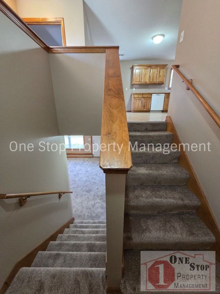 1914 S Arrowhead Ct - Photo 4 of 20