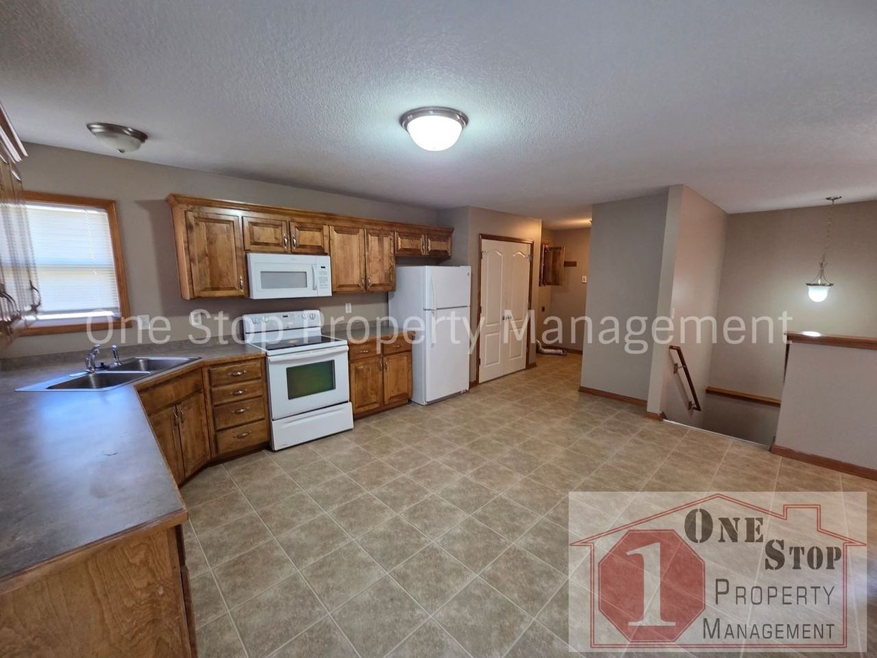 1914 S Arrowhead Ct - Photo 5 of 20