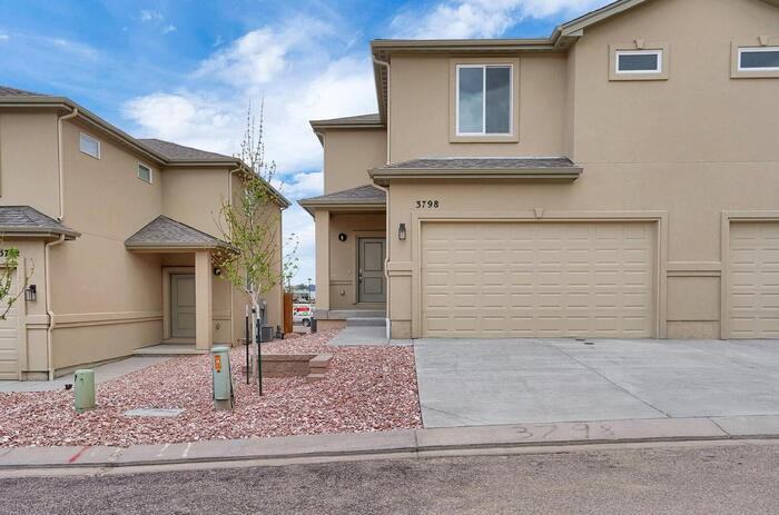 3798 Venice Grv - Photo 3 of 31