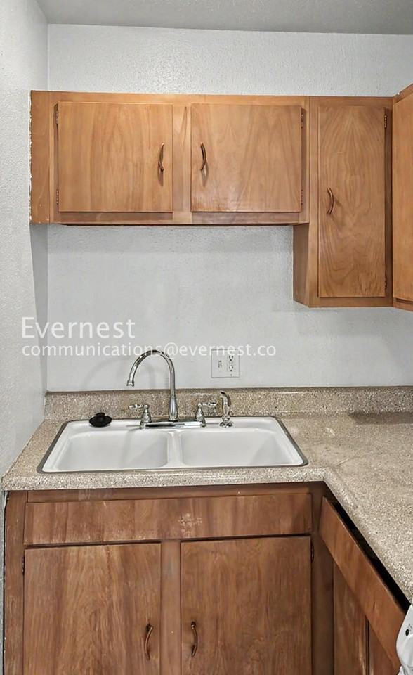 1305 Burton Ct - Photo 4 of 36