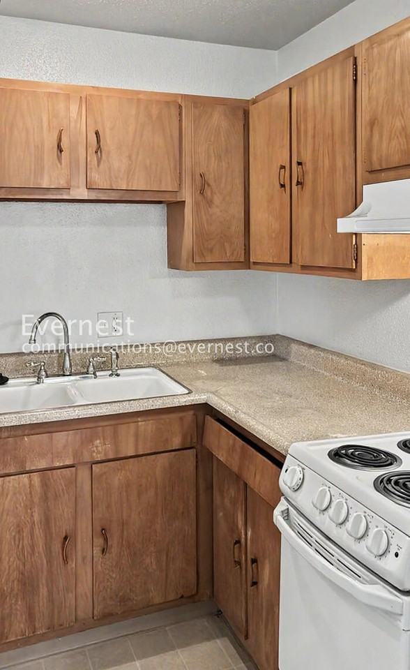 1305 Burton Ct - Photo 5 of 36
