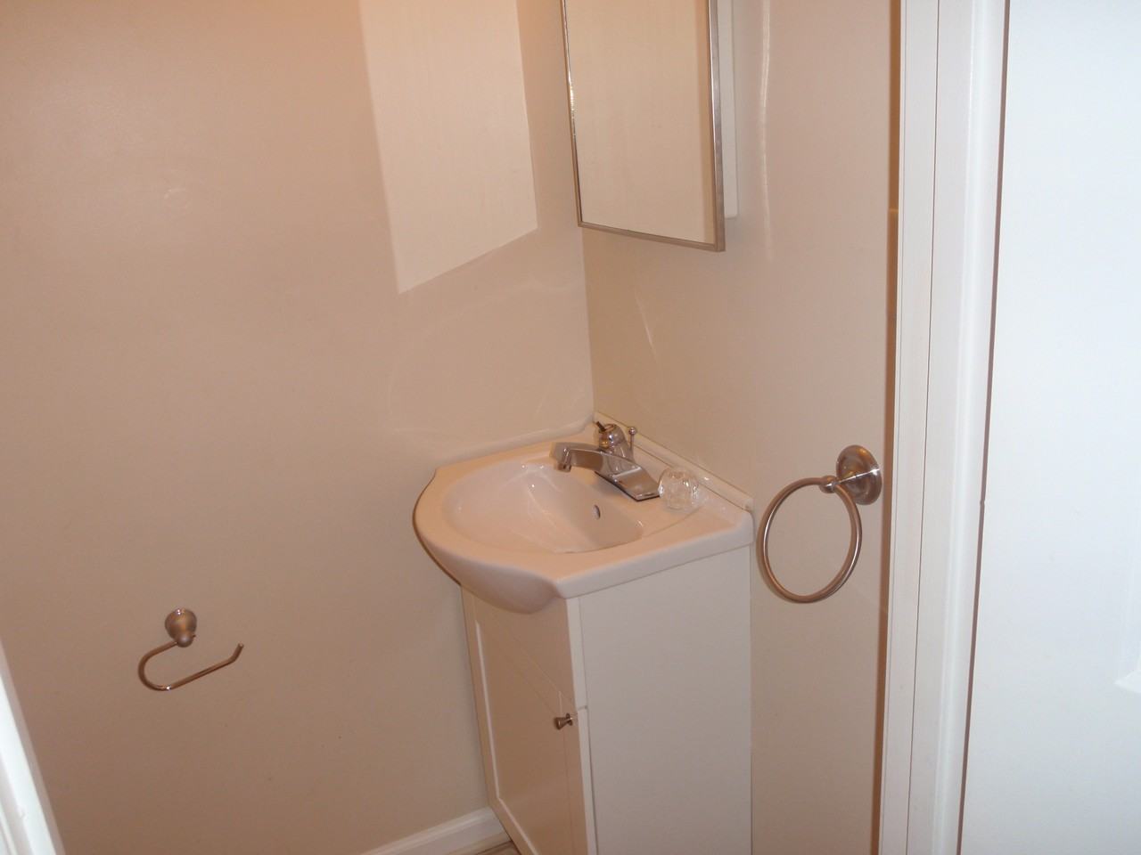 109 Quaker Dr - Photo 6 of 15