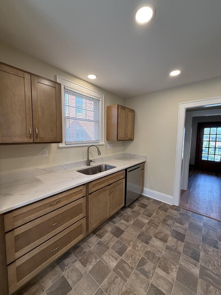 324 E Main St - Photo 5 of 11