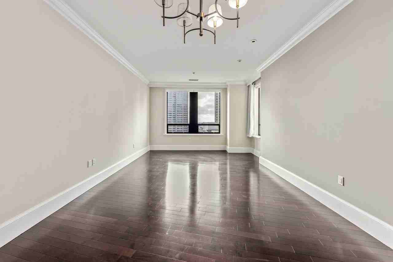 690 Market St #1 - Photo 6 of 37