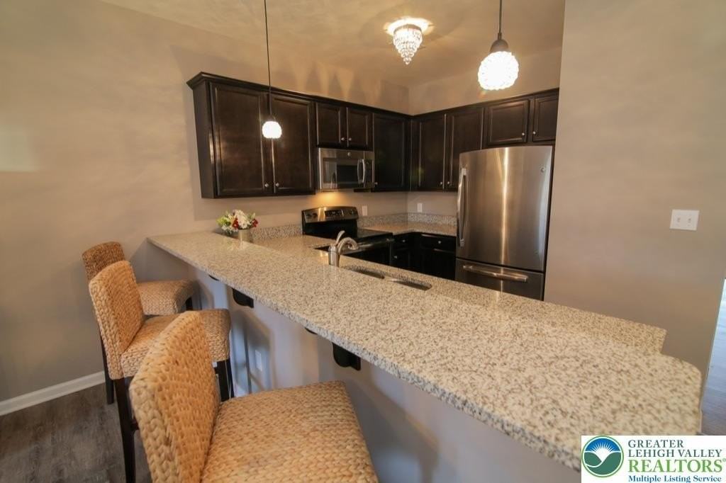 617 Linden St - Photo 4 of 9