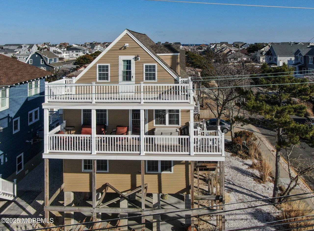 300 N Bayview Ave - Photo 2 of 17