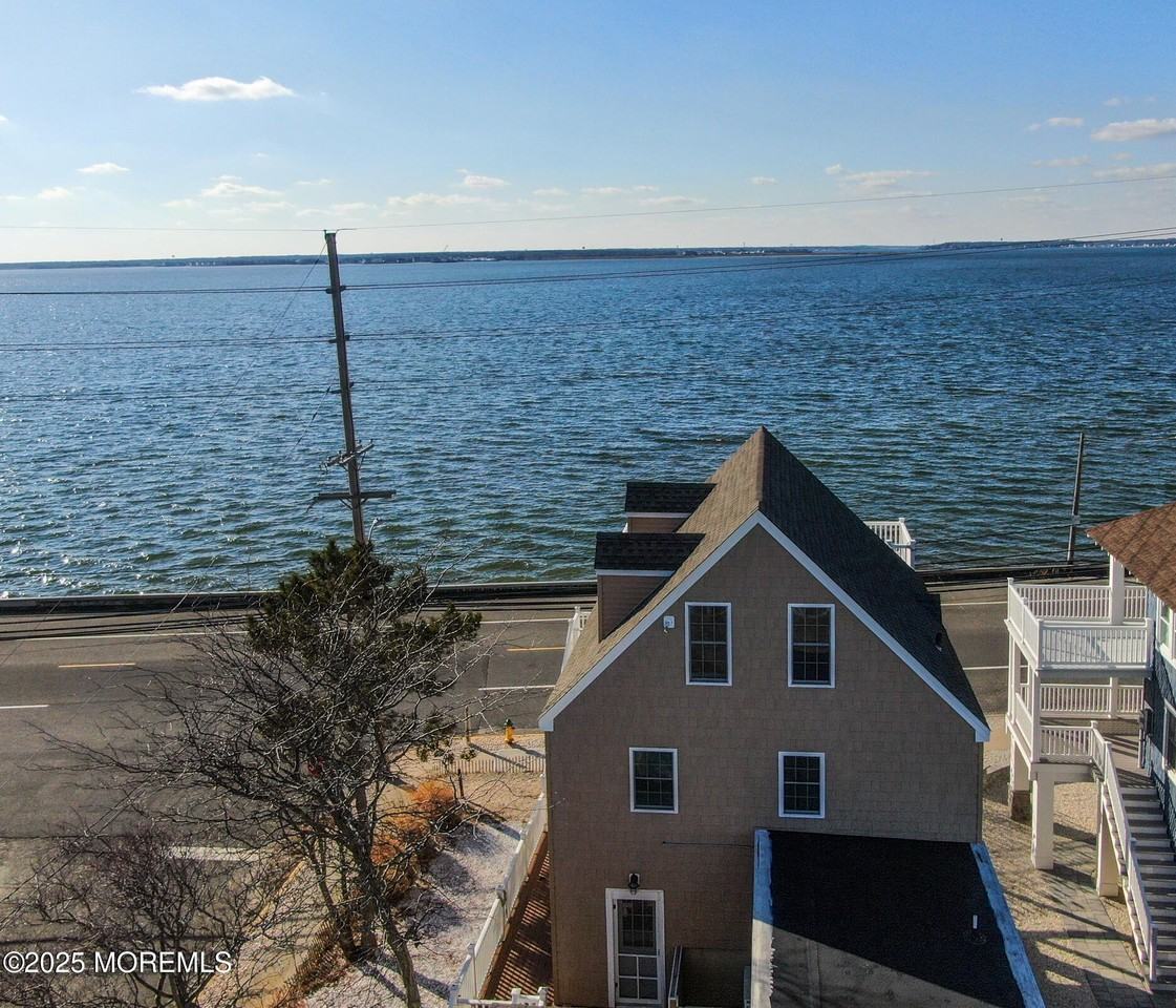 300 N Bayview Ave - Photo 3 of 17