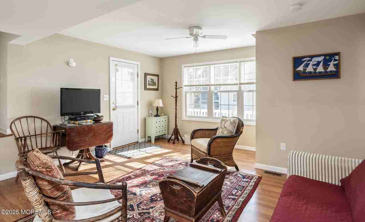 300 N Bayview Ave - Photo 5 of 17