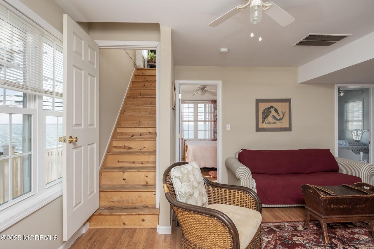 300 N Bayview Ave - Photo 6 of 17