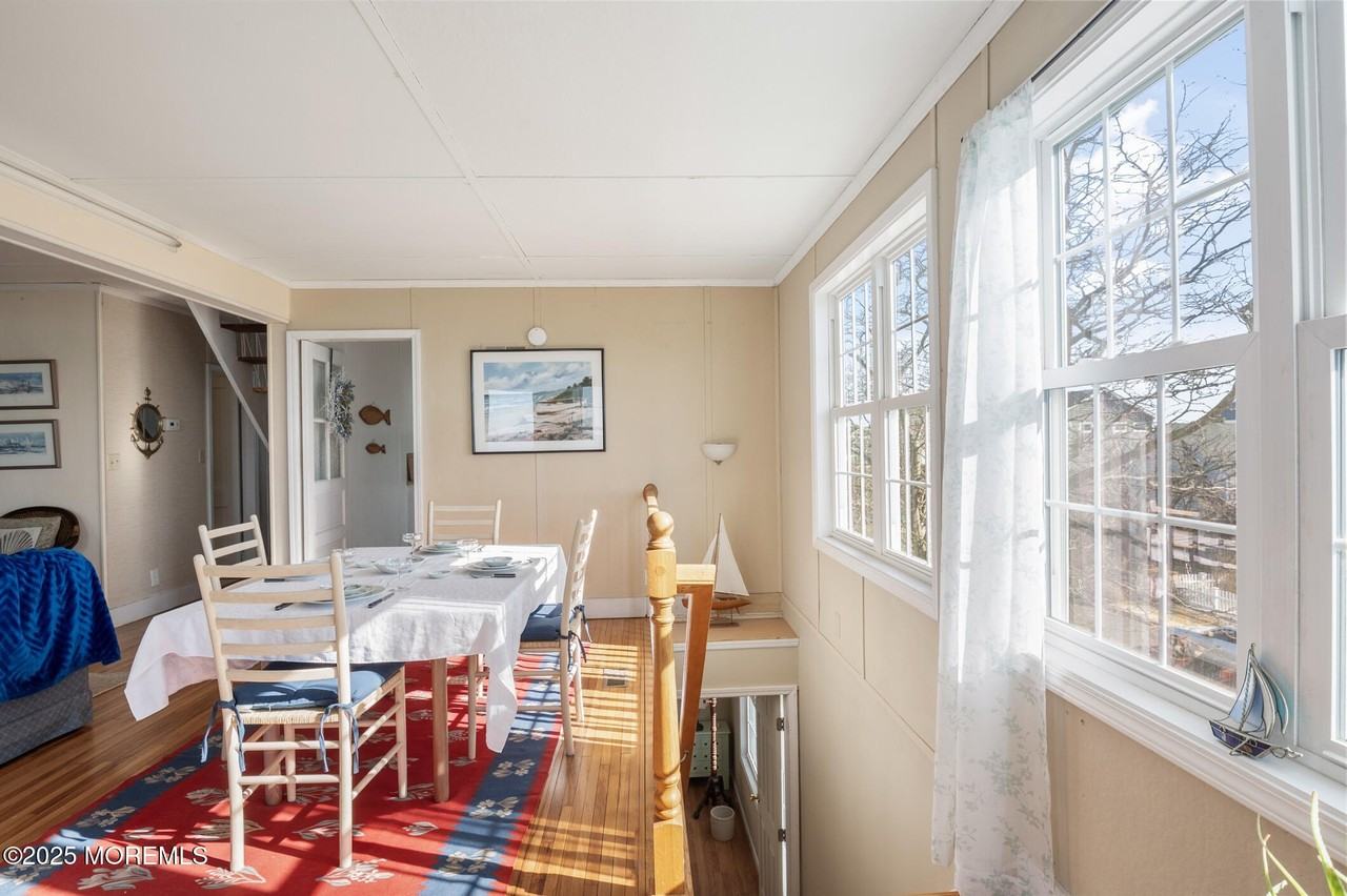 300 N Bayview Ave - Photo 7 of 17