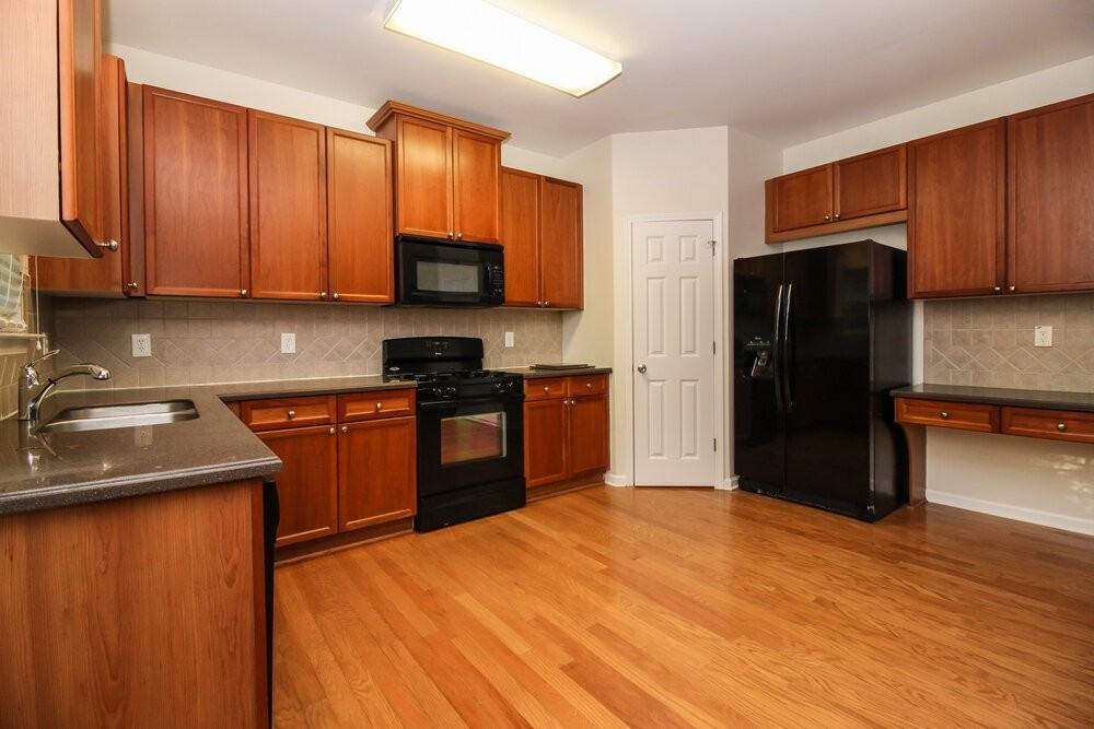 129 Lilyfield Ln - Photo 4 of 17