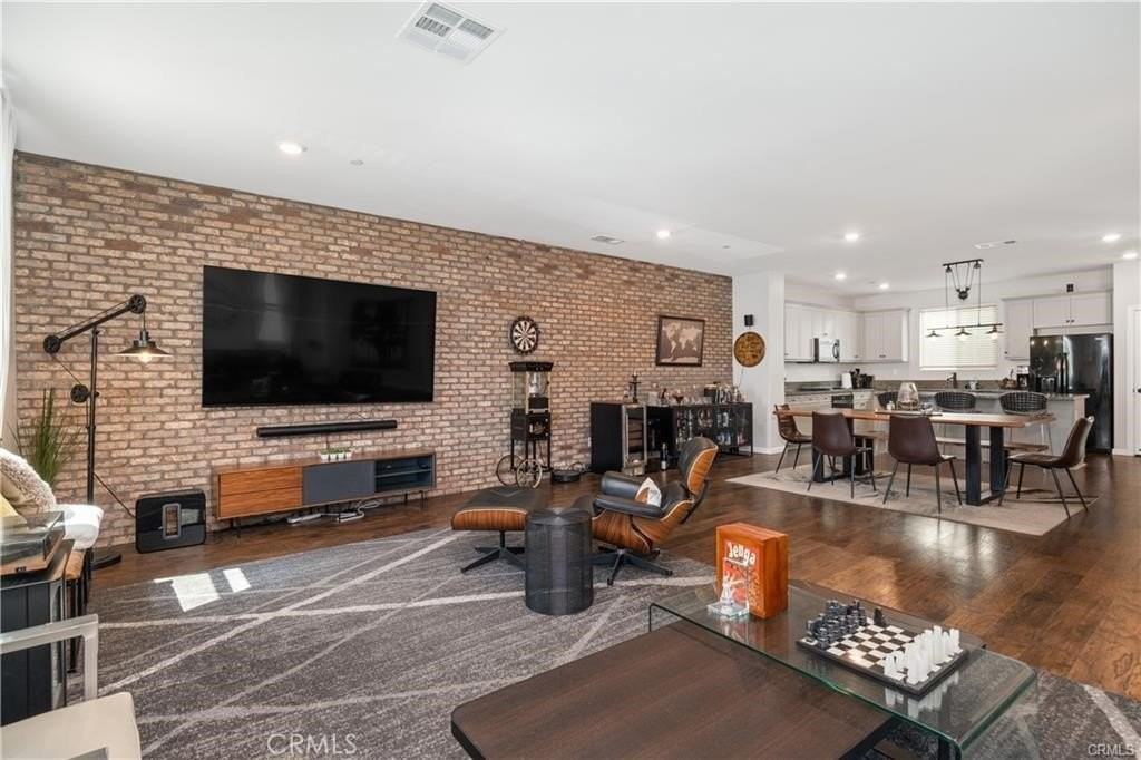 24524 Channel Ct - Photo 2 of 10