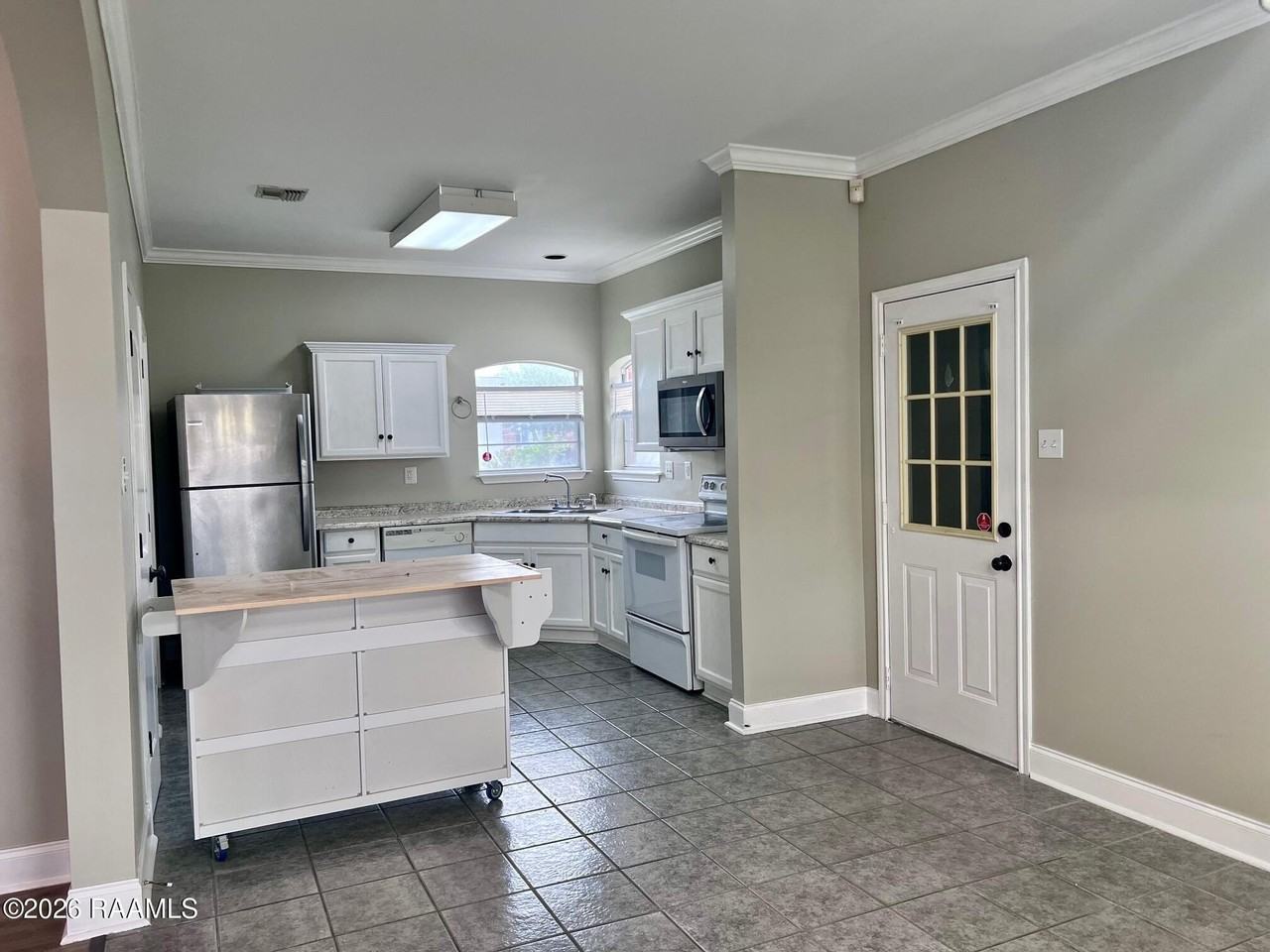 101 Wildflower Ln - Photo 3 of 10