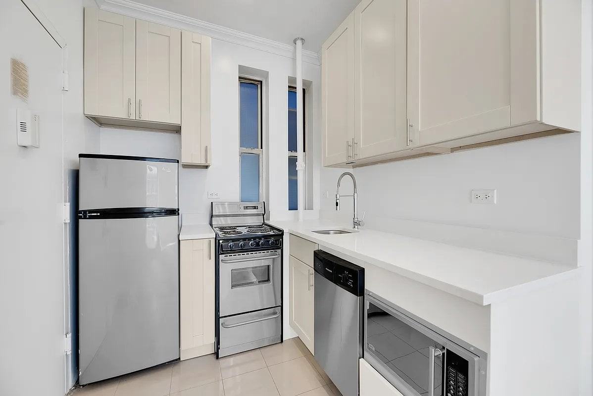 220 Sullivan St #2E - Photo 3 of 6