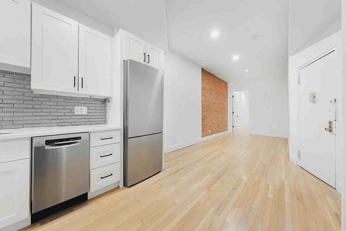 425 Amsterdam Ave #2SA - Photo 2 of 8