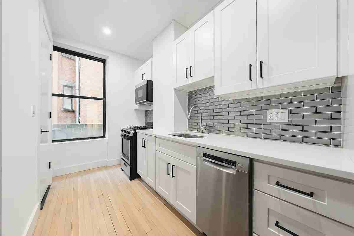 425 Amsterdam Ave #2SA - Photo 5 of 8