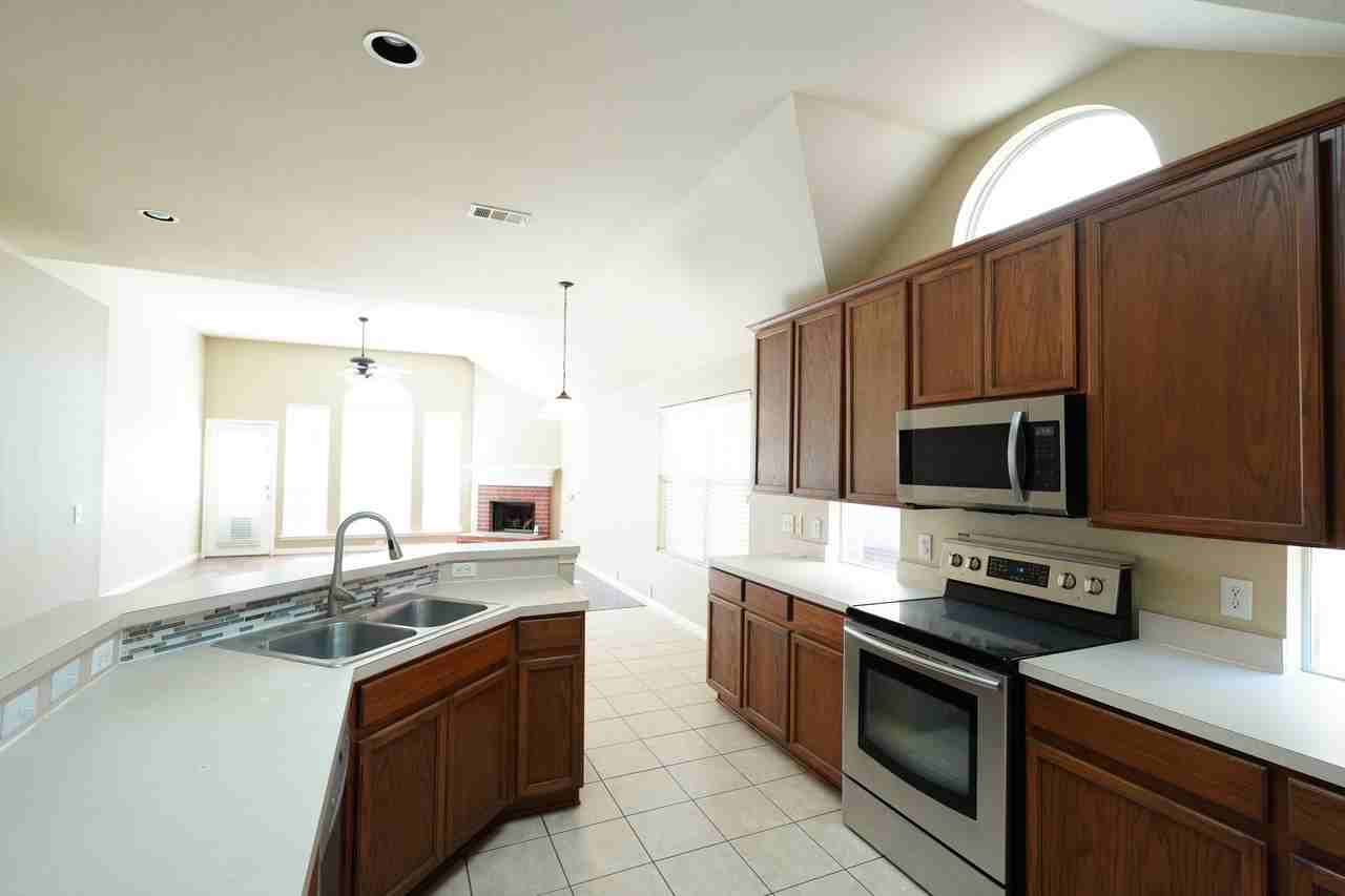 2005 Oak Hollow Drive - Photo 6 of 17