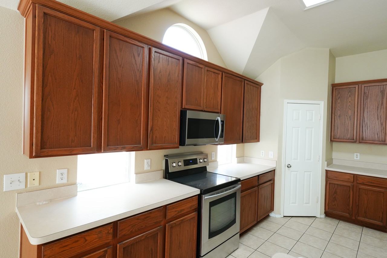 2005 Oak Hollow Drive - Photo 4 of 17