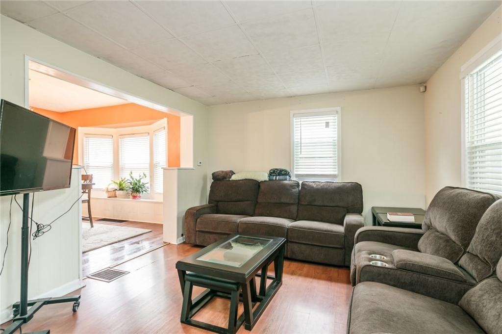 223 Lincoln Ave - Photo 4 of 11