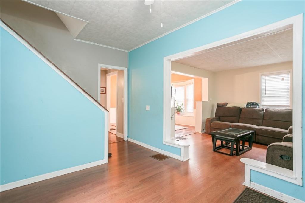 223 Lincoln Ave - Photo 7 of 11